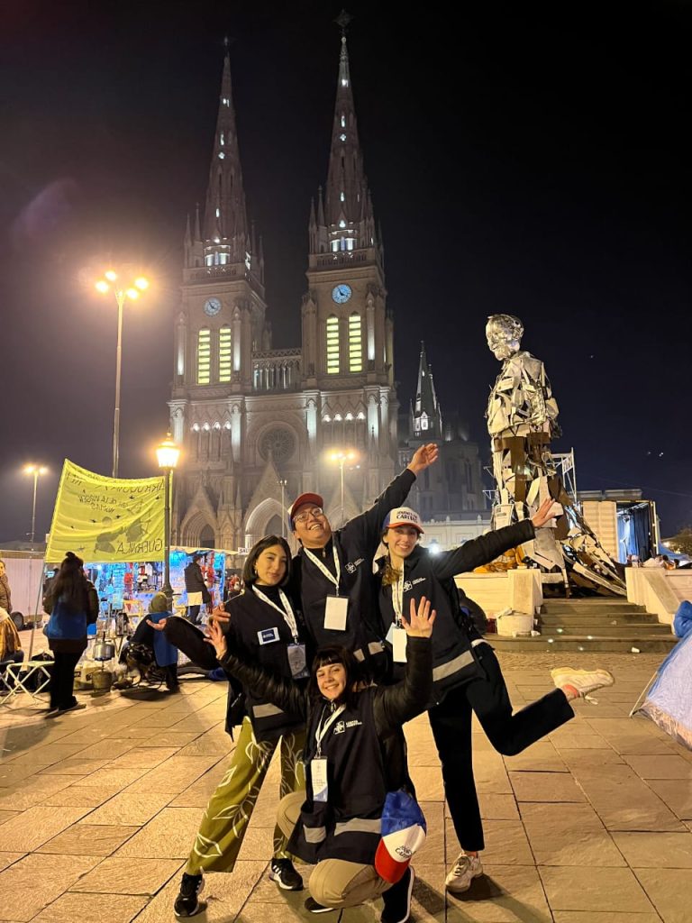 Integrantes de Jóvenes en Cáritas de la Región Platense se reunieron
para prestar servicio en la plaza central frente a la Basílica durante la jornada de la Peregrinacion Juvenil a Luján. Asistieron a las y los
peregrinos que llegaban luego de un largo camino.